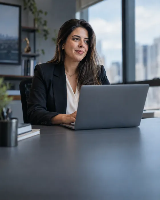 Advogada à mesa de trabalho, com o notebook aberto